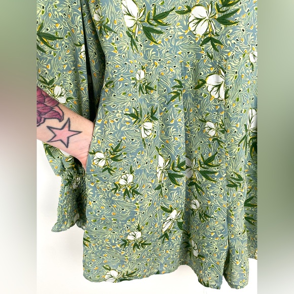 Velvet Oak Floral Romper - Picture 3 of 11
